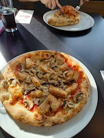 Pizza Mit Pilzen Und Hühnchen