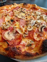 Pizza Mit Schinken Pilze Und Scharfer Salami